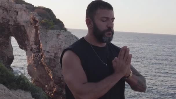 Man Meditating Front Sea — Stockvideo