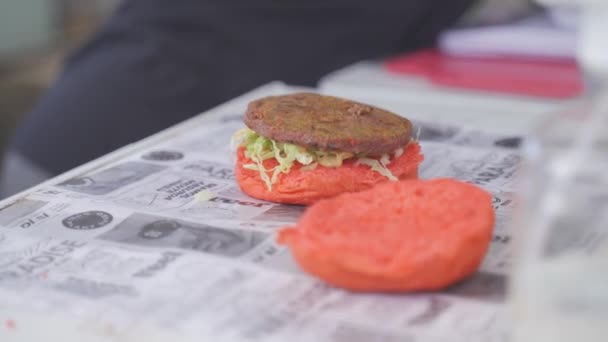 Handheld Footage Open Burger Being Prepared Get Served While Burger — Αρχείο Βίντεο