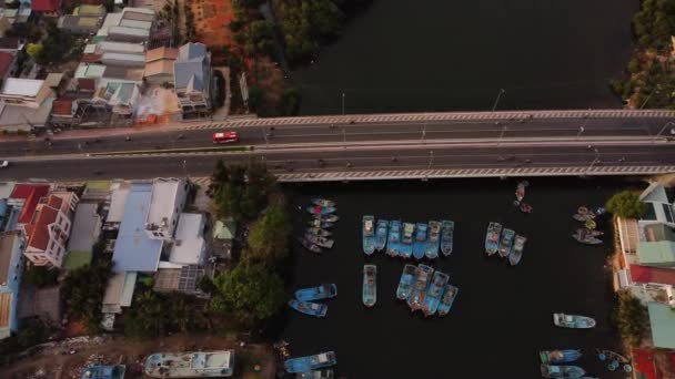 Дорожній Рух Мосту Через Риболовну Гавань Фан Титі Єтнам Повітря — стокове відео