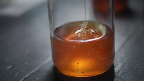 Fermer Vue Ensemble Pot Verre Miel Pur Miel Abeille Liquide — Video