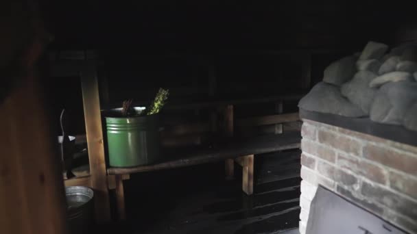 在空旷的传统黑木暖炉 蒸汽浴室 篮子和配件 多利慢动作内 — 图库视频影像