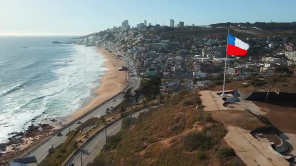 Aerial View Passing Official Republic Chile Flag Flying Reaca Hillside — Vídeo de Stock