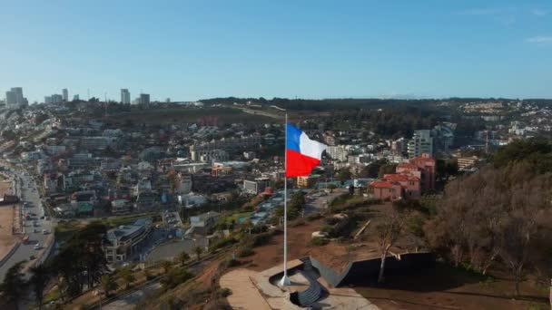 República Visão Reversa Aérea Bandeira Chile Voando Topo Colina Reaca — Vídeo de Stock