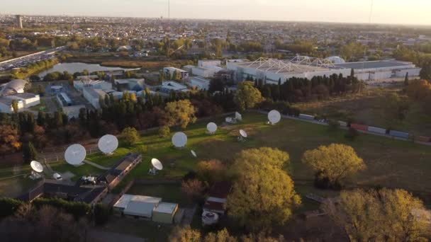 Vista Pájaro Las Muchas Antenas Parabólicas Blancas Del Centro Investigación — Vídeos de Stock