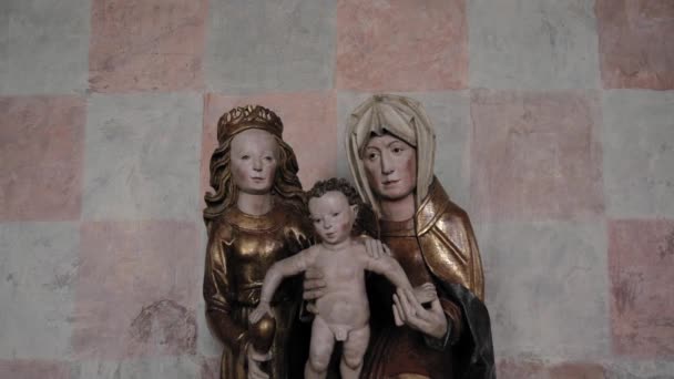 リドスバークの温暖な博物館の中にあるアンティーク聖なる家族の彫刻 ポーランドのWarmia Masurian Voivoidship 手持ち撮影 — ストック動画