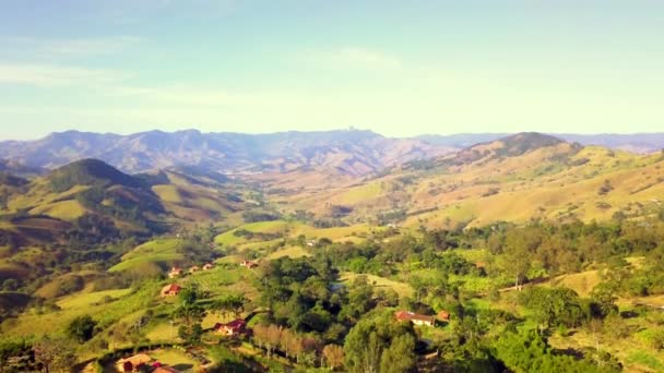 Aerial Ascending View Rural Houses Mantiqueira Mountains Sao Bento Sapucai — Stockvideo