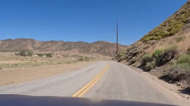 무자브 사막의 시골길을 햇빛에 손상된 차가눈에 보인다 — 비디오