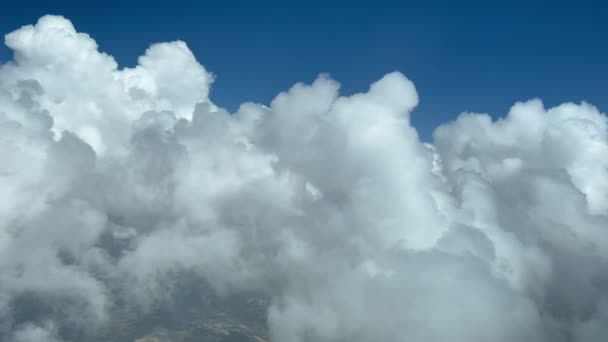 Beeindruckender Pilotenblick Aus Dem Cockpit Beim Flug Durch Weiße Kumuluswolken — Stockvideo