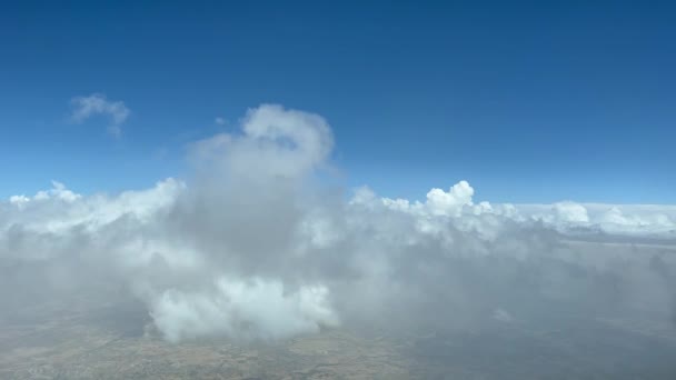 조종실에서는 인상적 조종사의 구름을 날면서 악천후를 피하기 올바른 방향으로 향한다 — 비디오