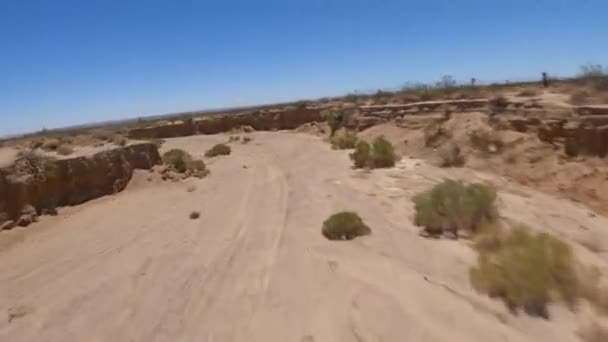 Átrepülni Egy Arroyo Mojave Sivatag Száraz Tájain Egy Első Személyű — Stock videók
