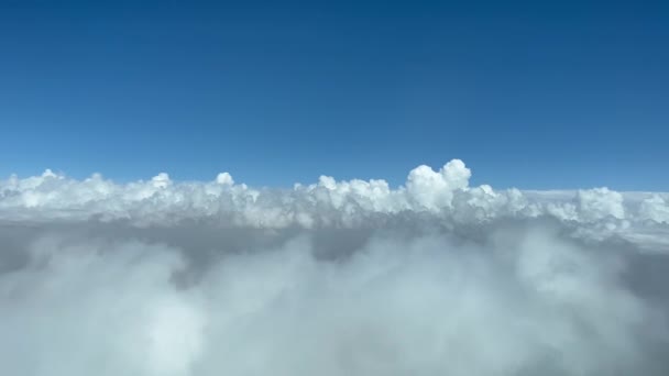 Приголомшливий Пілотний Вигляд Реактивної Кабіни Літаючих Шарів Хмар Правим Поворотом — стокове відео