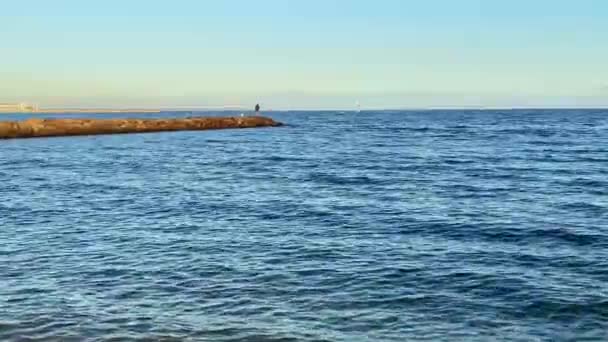Чоловік Стоїть Скелястій Стіні Риболовлі Океані Заході Сонця — стокове відео