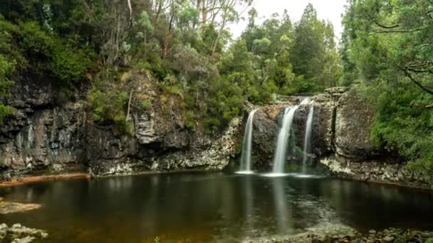 Zooming Out Cinematic Time Lapse Rocky Water Fall Forest — Stockvideo