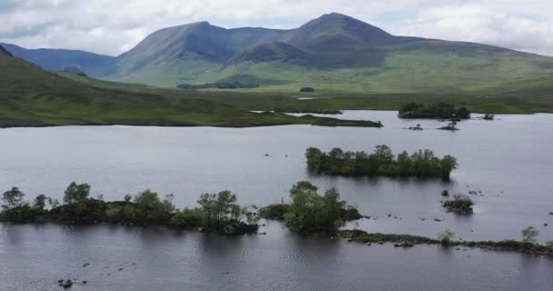 Wooded Islands Loch Mountains Rannoch Moor Highlands Scotland Wide Aerial — Vídeo de stock