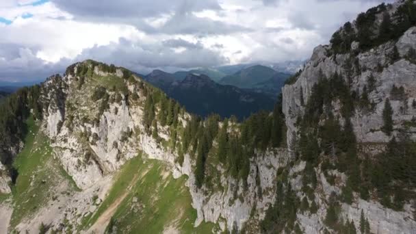 Cinematic Light Shinning Cliffs French Alps — Vídeos de Stock