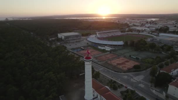 Luftaufnahme Des Leuchtturms Vila Real Santo Antnio Vor Goldgelbem Sonnenuntergang — Stockvideo