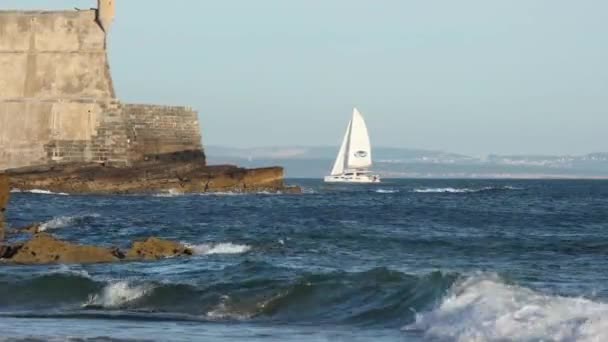 Video Boat Cruising Fort Saint Julian Carcavelos Sunny Day Cascais — ストック動画