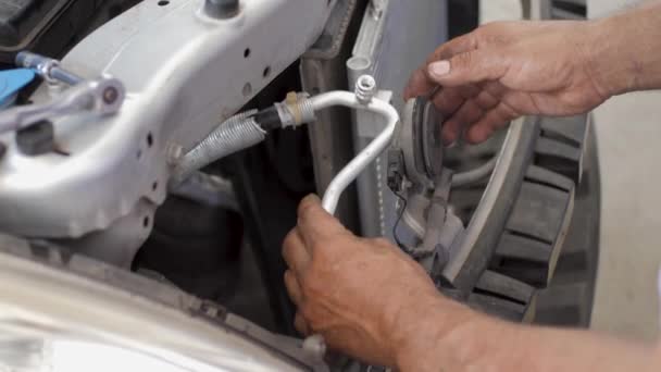 Close Hands Latino Car Mechanic Assembling Newly Repaired Car Radiator — ストック動画