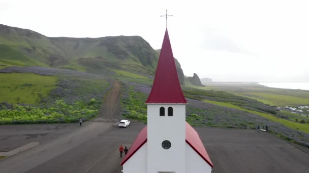 Church Vik Iceland Green Monitions Drone Video Pulling Out — Vídeo de stock