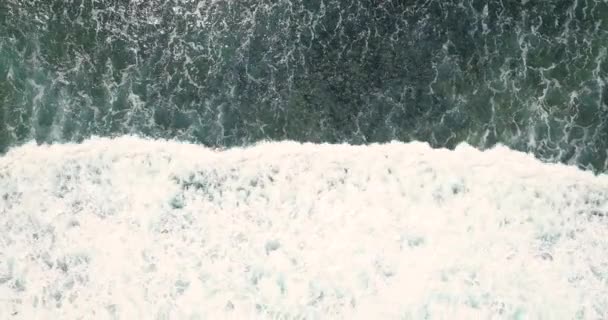 Aerial Top Shot Large Waves White Foam Crashing Coastline Sun — Stockvideo