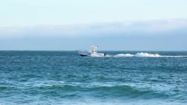 Speeding Boat Cascais Avrupa Plajından Geniş Manzara — Stok video