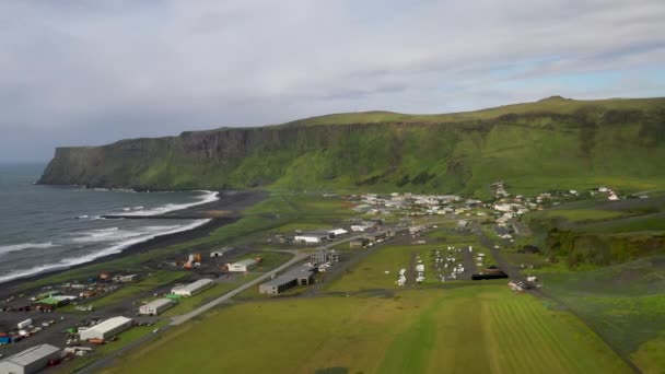 Vik Ijsland Skyline Drone Video Gaat Vooruit — Stockvideo