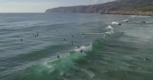 Εναέρια Pan Drone Shot Surfers Waves Atlantic Ocean Ένα Μέρει — Αρχείο Βίντεο