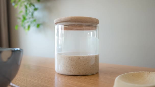 Home Made Sourdough Starter Perfect Consistency Rising Fermenting Glass Timelapse — 图库视频影像