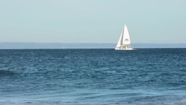 Catamaran Boat Heading Out Sea Some Waves Crashing Beach Cascais — ストック動画