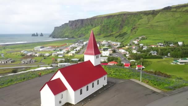 Iglesia Vik Islandia Con Drones Círculo Vídeo — Vídeo de stock