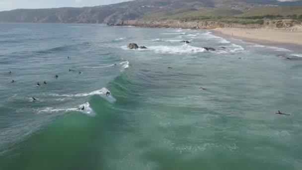 Aereo Pan Drone Girato Seguito Surfisti Sulle Onde Dell Oceano — Video Stock