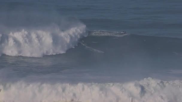 Shot Jetski Pushing Big Wave Surfer Ride Massive Wave Nazare — Vídeo de Stock