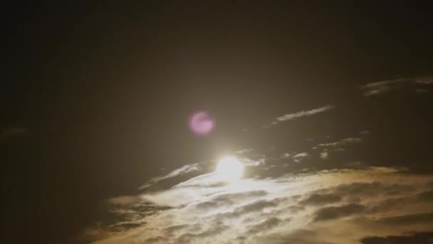 タイムラプスリアルタイムで雲と夜の満月 おとぎ話の世界の謎 — ストック動画