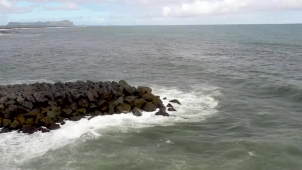 Close Breaker Rocks Atlantic Ocean Vik Iceland Stable Drone Video — Stock video