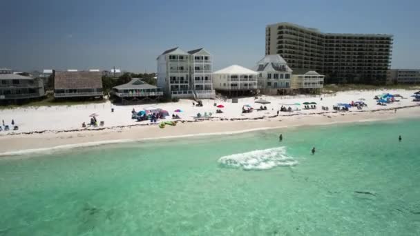 人们在佛罗里达巴拿马城海滩的白色沙滩上度过暑假 空降飞行员中枪 — 图库视频影像