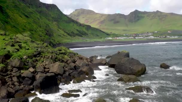 Vik Island Pobřeží Vlnami Narážející Skály Drone Video Pohybující Vpřed — Stock video