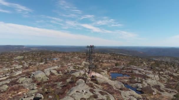 挪威一个环绕着半干旱景观的观光塔的空中无人机视图 — 图库视频影像