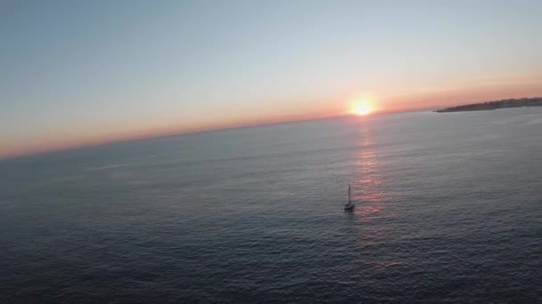 Cascais Pôr Sol Com Barco Navegando Incrível Reflexão Sobre Água — Vídeo de Stock