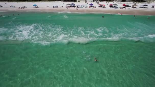 Люди Які Насолоджуються Літом Білому Піщаному Пляжі Через Мексиканську Затоку — стокове відео