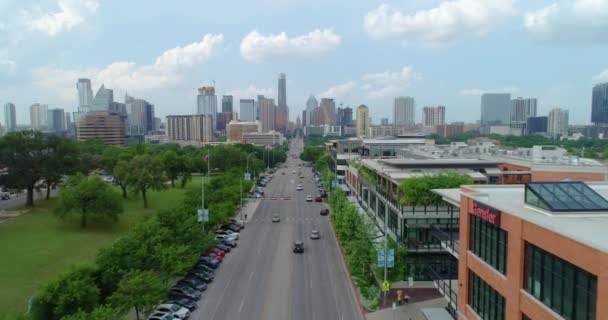 South Congress Flygvideo Flyger Över Lägenhetsbyggnader Mot Centrala Austin Texas — Stockvideo