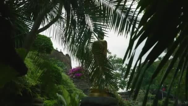 4K在一个阳光灿烂的日子里 在泰国曼谷的金山寺 一座金佛像的电影慢镜头在公园里放映 — 图库视频影像