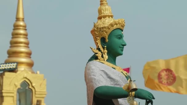 Кинематографические Замедленные Съемки Золотой Зеленой Статуи Буддийской Религиозной Фигуры Вершине — стоковое видео