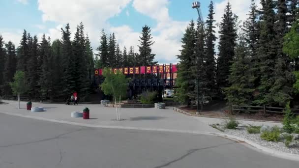 Drone Video Pintu Masuk Taman Pioneer Fairbanks Selama Hari Musim — Stok Video
