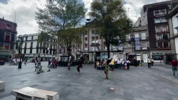 阿兹特克舞曲在墨西哥市中心的特姆普洛市长 佐卡洛和大教堂附近拍摄 — 图库视频影像