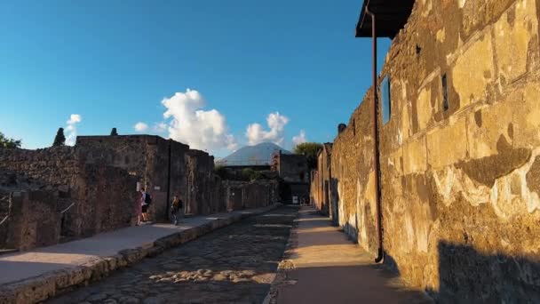 Tourist Εξερευνήσετε Μια Ανασκαφική Ρωμαϊκή Οδό Ακριβώς Πώς Ήταν Στην — Αρχείο Βίντεο