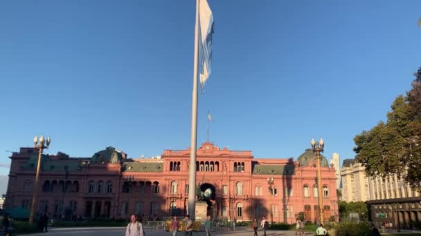 ブエノスアイレスのマヨール広場とロサダ広場を飛ぶアルゼンチン国旗 — ストック動画