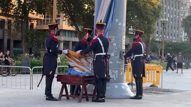 Soldados Dobram Bandeira Argentina Estojo Transporte Final Dia Plaza Mayo — Vídeo de Stock