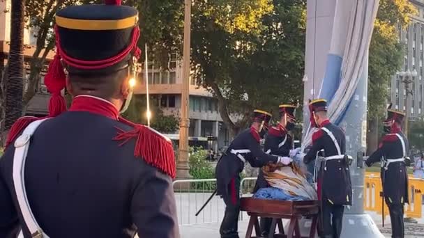 Askerler Arjantin Bayrağını Bir Kutuya Koyup Bir Günlüğüne Emekli Ediyorlar — Stok video