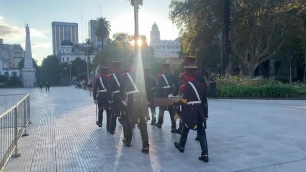 Солдаты Маршируют Аргентинским Флагом Площади Plaza Mayo Конце Дня — стоковое видео