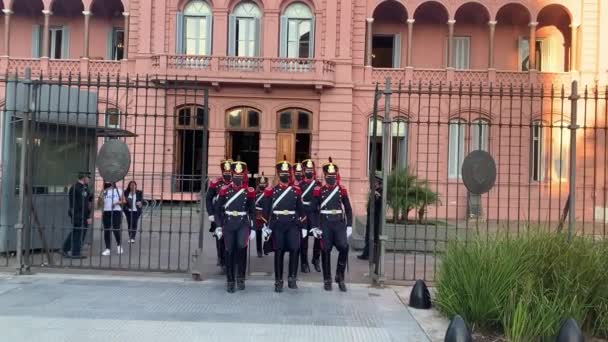 Honor Guard Soldiers Marching Box Which Retire National Flag — Vídeos de Stock